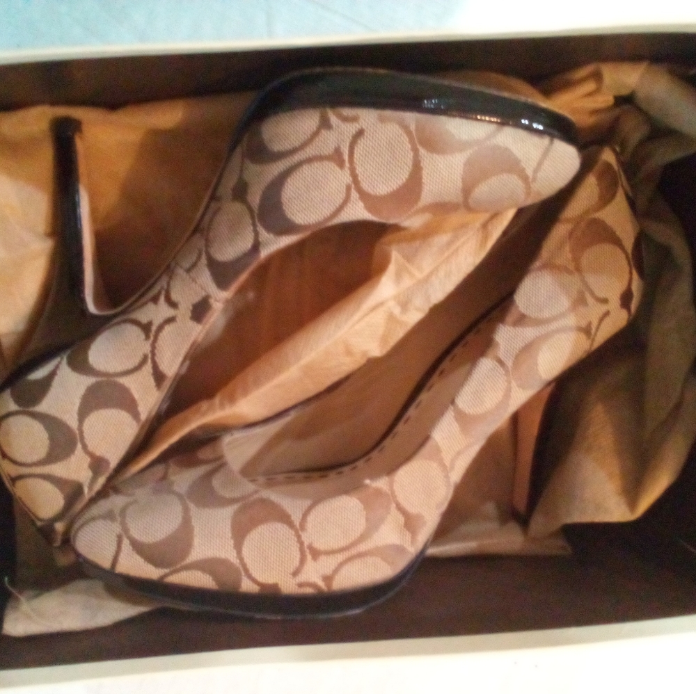 COACH Signature Heel Khaki  Sz 8.5